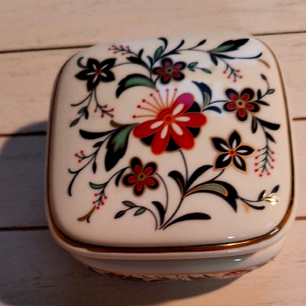 The Floral Overtures Collection Forget Me Nots Music Box NWT